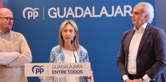Guarinos, entre Lucas Castillo y el consejero de Sanidad madrileño.