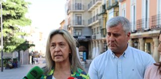 Declaraciones de ana Guarinos el jueves, 4 de mayo de 2023, en la Calle Mayor de Guadalajara.