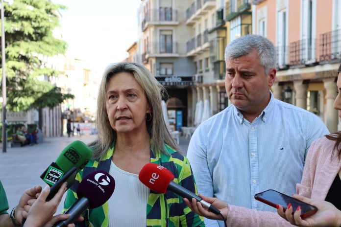 Declaraciones de ana Guarinos el jueves, 4 de mayo de 2023, en la Calle Mayor de Guadalajara.
