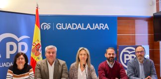 Guarinos, con los redactores del programa electoral del PP para Guadalajara, durante la presentación del mismo, el 13 de mayo de 2023.