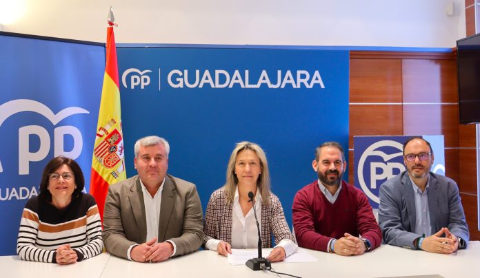 Guarinos, con los redactores del programa electoral del PP para Guadalajara, durante la presentación del mismo, el 13 de mayo de 2023.