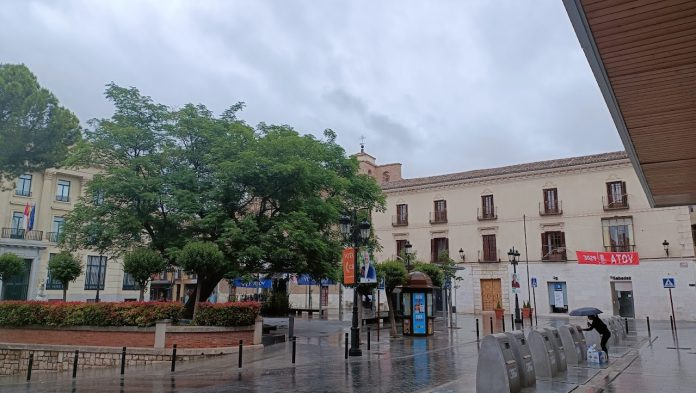 La lluvia no se ha querido perder la jornada electoral del 28M, tampoco en Guadalajara. (Foto: La Crónic@)