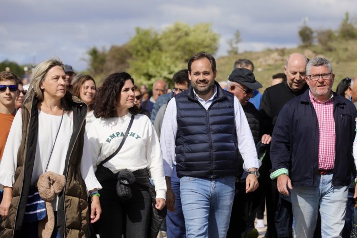 Guarinos, Tizón, Núñez y Redondo camino del santuario de Barbatona este 14 de mayo de 2023.