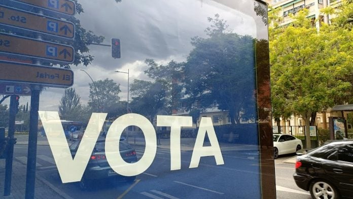 Publicidad electoral en una marquesina de Guadalajara. (Foto: La Crónic@)