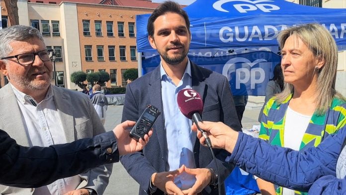 Santiago Serrano, portavoz regional del PP, entre Nacho Redondo y Ana Guarinos este lunes en la Plaza del Jardinillo de Guadalajara.