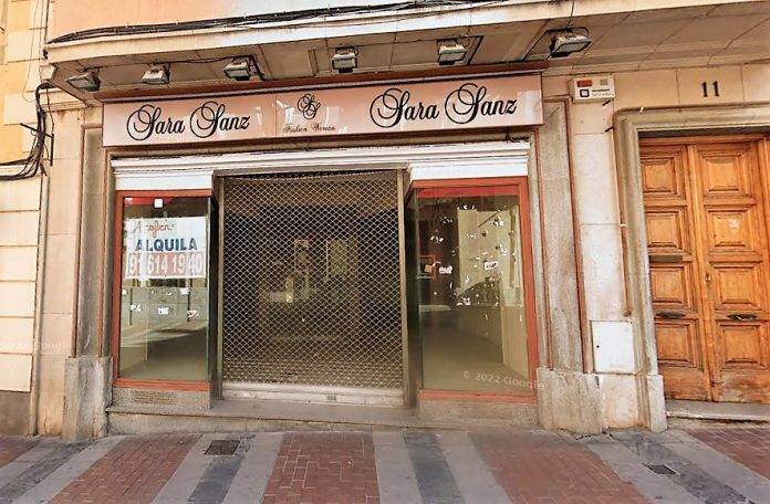Antes que sede de campaña del PSOE en 2019, este local había esta ocupado por un comercio de confección. Ahora, tendrá usos hosteleros, según ha anunciado el propio alcalde de Guadalajara. (Foto: Google Maps)