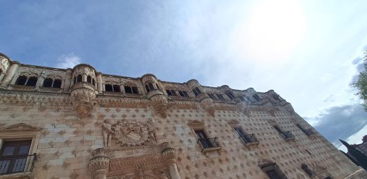 Sol inclemente sobre la fachada del Infantado, en cuyos alrededores hay pocas sombras donde guarecerse cuando aprieta el calor. (Foto: La Crónic@)