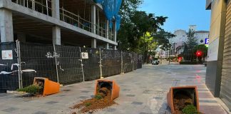 Los nuevos tiestos, arrasados al principio de la noche del jueves en las proximidades de Santo Domingo. (Foto: Twitter)