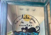 Uno de los escaparates que participan en la campaña del Maratón de los Cuentos.