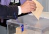 Un voto en la urna de las elecciones autonómicas en la jornada del 28M.