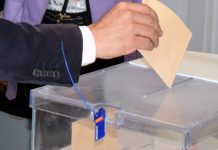 Un voto en la urna de las elecciones autonómicas en la jornada del 28M.