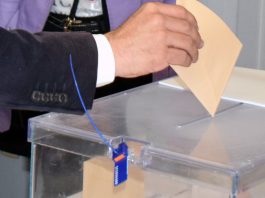 Un voto en la urna de las elecciones autonómicas en la jornada del 28M.