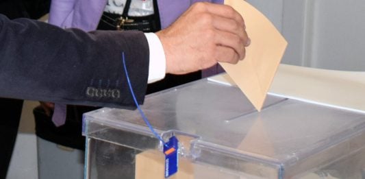 PP y Vox serán rivales en Guadalajara en la urna del Senado Un voto en la urna de las elecciones autonómicas en la jornada del 28M.