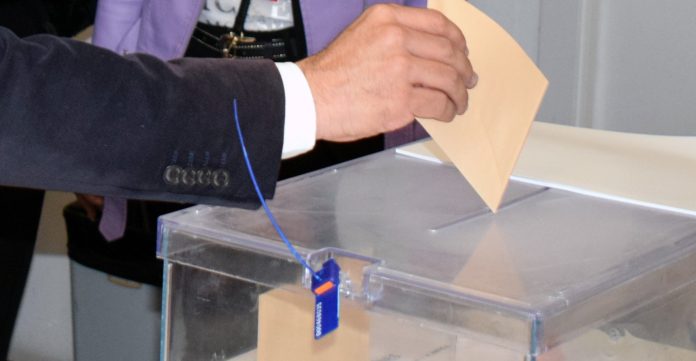 Un voto en la urna de las elecciones autonómicas en la jornada del 28M.