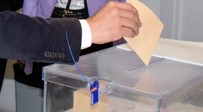 Un voto en la urna de las elecciones autonómicas en la jornada del 28M.