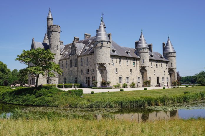 Castillos como este, de Sint Aldegonde, nos esperan en Flandes este verano, entre rutas con mucho verde... y buena cerveza. (Foto: VisitFlanders)
