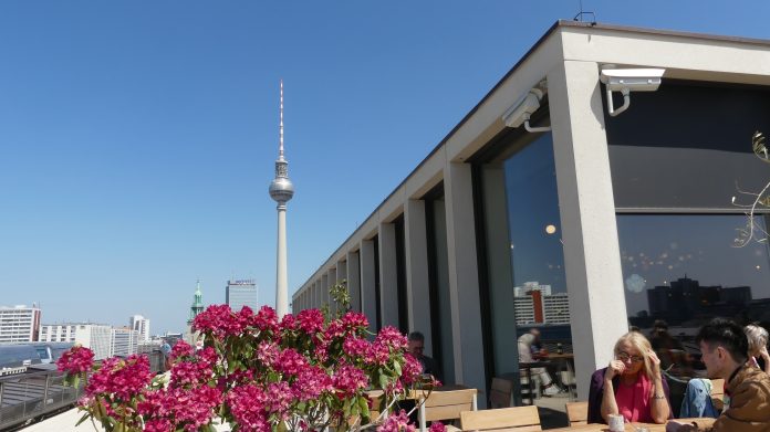 La Torre de Comunicaciones, uno de los símbolos de Berlín, desde la terraza del novísimo Forum Humboldt en la primavera de 2023. (Foto: La Crónic@)