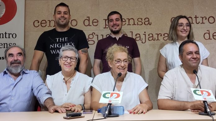 Raffaella Corrales y Ángeles Yagüe junto al resto de candidatos por Sumar en Guadalajara para las elecciones generales del 23J.