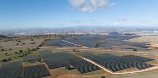 Los alemanes prueban con éxito en Guadalajara paneles solares de doble cara La planta solar "Casa Valdés", entre Yebes y Chiloeches, ya empleaba esta tecnología de paneles de doble cara.