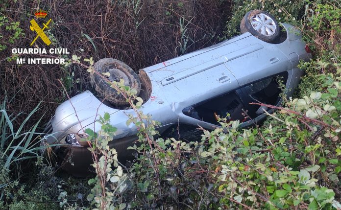 En este estado quedó el coche en el que huían los ladrones, que tuvieron que ser auxiliados por la Guardia Civil, que los perseguían.