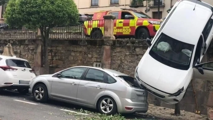 El coche accidentado de esta singular manera en Sigüenza. (Foto: Social Drive)