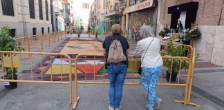 Las alfombras despertaban esta mañana de Corpus la curiosidad de los viandantes por Guadalajara. (Foto: La Crónic@)