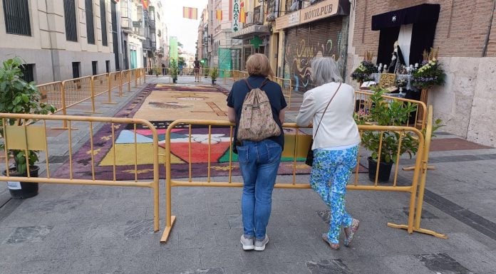 ¿Esperabas ver este domingo la procesión del Corpus en Guadalajara? Las alfombras despertaban esta mañana de Corpus la curiosidad de los viandantes por Guadalajara. (Foto: La Crónic@)