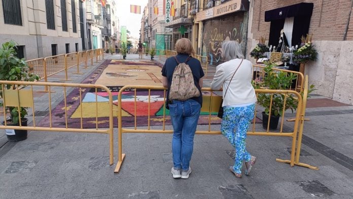 Las alfombras despertaban esta mañana de Corpus la curiosidad de los viandantes por Guadalajara. (Foto: La Crónic@)