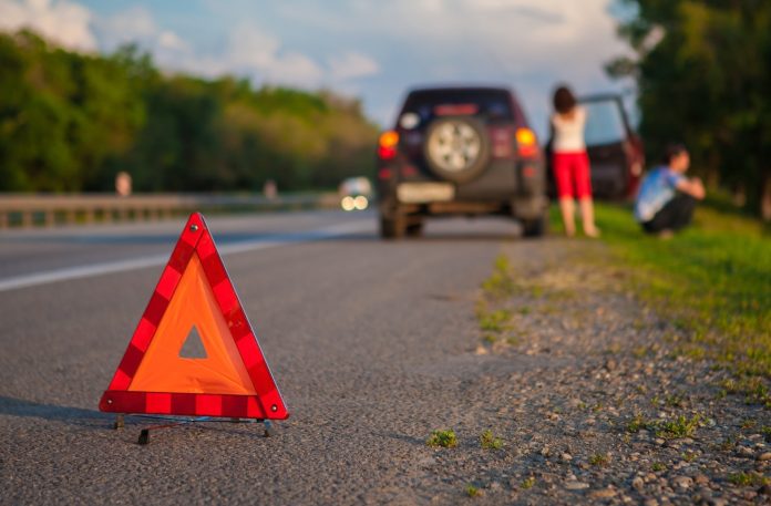 Atentos a la norma: en las carreteras de doble sentido hay que seguir usando el triángulo, cuyo uso deja de ser obligatorio en autovías y autopistas desde el 1 de julio de 2023, según aclara la DGT.