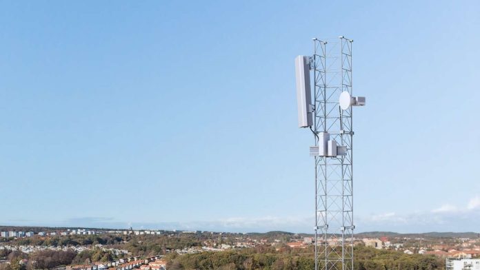 Antena de telefonía para 5G en una zona rural.