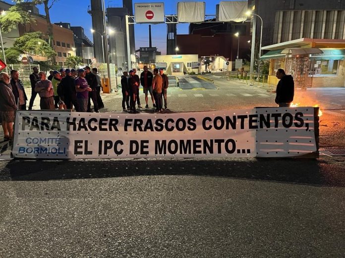 Protesta a las puertas de la factoría de Bormioli en Azuqueca, en junio de 2023. (Foto: UGT)