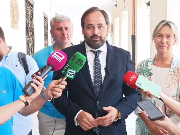 Paco Núñez, este martes en los soportales del Ayuntamiento de Guadalajara.