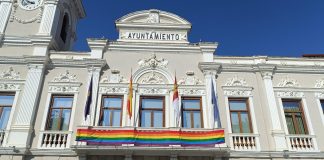 Fachada del Ayuntamiento de Guadalajara en los primeros días del mandato de ana Guarinos, con la bandera arcoíris dejada por el anterior equipo de gobierno en la balconada. (Foto: La Crónic@)