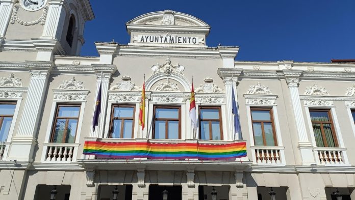 Fachada del Ayuntamiento de Guadalajara en los primeros días del mandato de ana Guarinos, con la bandera arcoíris dejada por el anterior equipo de gobierno en la balconada. (Foto: La Crónic@)