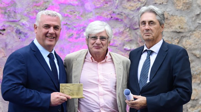 El periodista Fran Sevilla entre el presidente de la Diputación de Guadalajara y el rector de la Universidad de Alcalá.