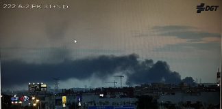 Humareda sobre la base aérea de Torrejón. (Foto: 1112 Madrid)