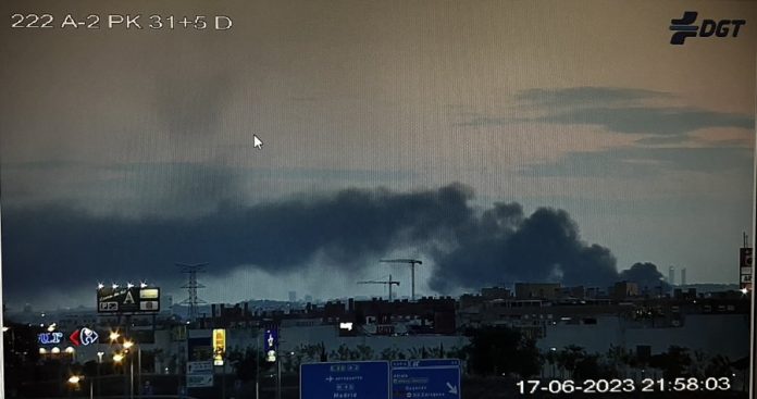 Humareda sobre la base aérea de Torrejón. (Foto: 1112 Madrid)