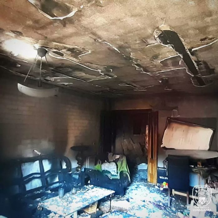 Interior de la vivienda arrasada por las llamas este martes en Guadalajara, en fotografía aportada por los Bomberos de Guadalajara.