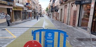 Se ha despejado este jueves la calle Miguel Fluiters, que sigue cerrada al tráfico rodado. (Foto: La Crónic@)