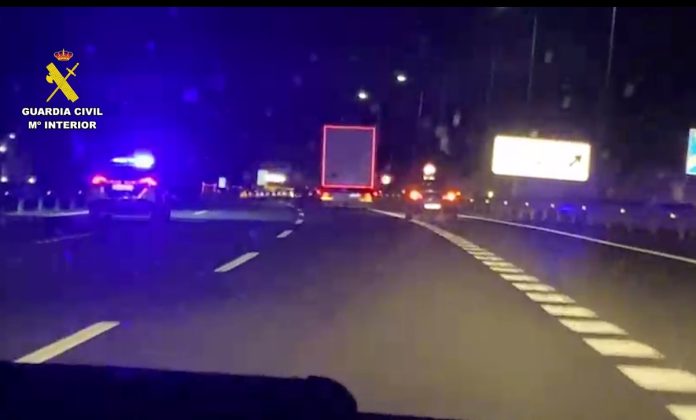 La persecución fue peligrosa, aunque se resolvía sin daños personales. (Foto: Guardia Civil)