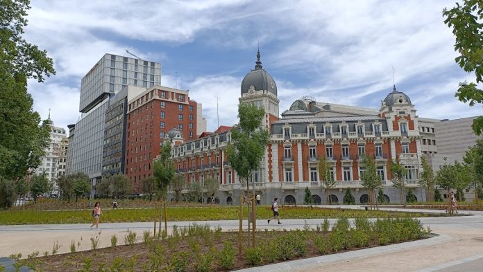 Un rincón de la renovada Plaza de España de Madrid, en 2023. (Foto: La Crónic@)