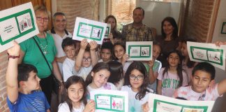 ¿Cómo son las «señales inclusivas» que unos niños han repartido por todo Cabanillas? La implicación de la chavalería del San Blas ha sido total.