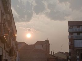 El sol como una bola de fuego en la calima del 28 de junio de 2023. (Foto: La Crónic@)