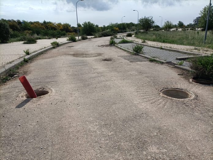 Una de las calles del sector de la zona de Valdeluz que pertenece al municipio de Guadalajara, sin tapas de registro ni alcantarillas.