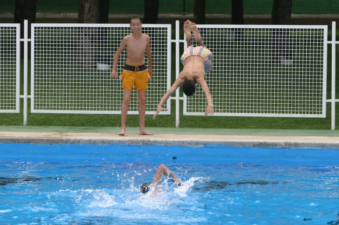 Para tirarse de cabeza a la piscina hay que hacerlo... con cabeza. Es la única forma de evitar accidentes muy graves.