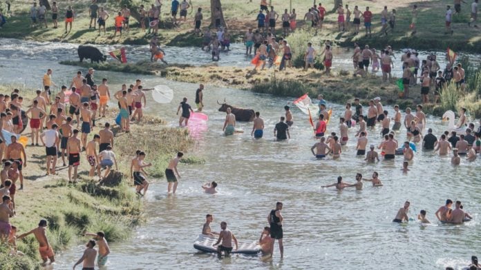 Muchos fueron los que siguieron las Vacas por el Tajo, tanto dentro como fuera del río este 24 de junio de 2023.