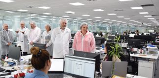 Patricia Franco durante su visita a la factoría de Mixer en Cabanillas del Campo.