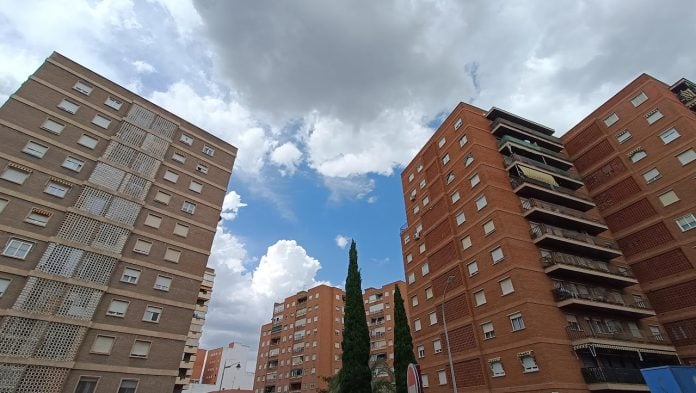 Según el INE, el precio de la vivienda baja, aunque tampoco demasiado. (Foto: La Crónic@)