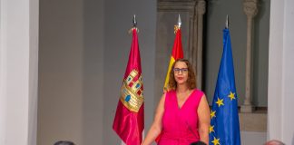 Sara Simón, en el momento de prometer su cargo como nueva consejera de Igualdad de Castilla-La Mancha.