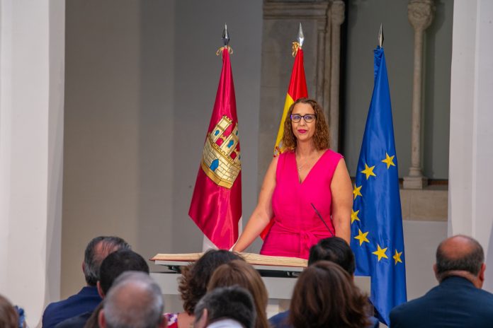 Toma de posesión de los consejeros del Gobierno autonómico Sara Simón, en el momento de prometer su cargo como nueva consejera de Igualdad de Castilla-La Mancha.
